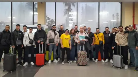Un grupo de alumnos del Siete Colinas, en la estaci&oacute;n mar&iacute;tima tras volver de Madrid