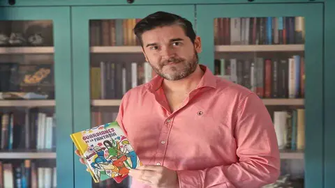 Jos&eacute; Mari Guti&eacute;rrez con su libro.