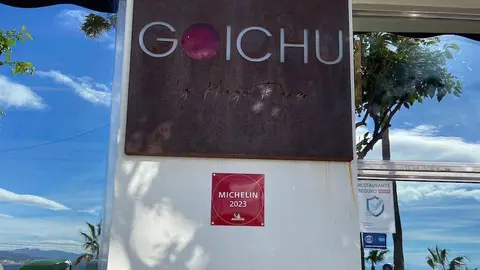 La fachada del restaurante Goichu con la placa de recomendado de la Gu&iacute;a Michel&iacute;n. /A.I.