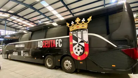 Autob&uacute;s oficial de la Agrupaci&oacute;n Deportiva Ceuta / Alsa