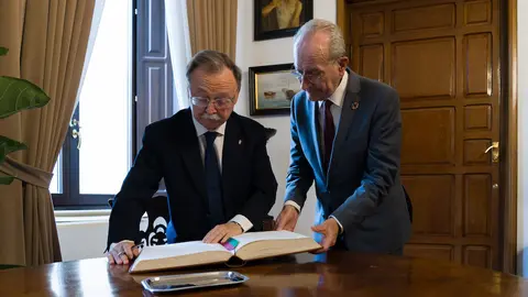 Juan Vivas con el alcalde de M&aacute;slaga