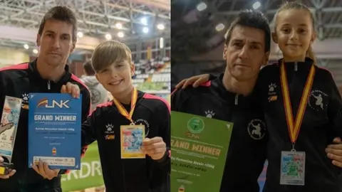 Crist&oacute;bal Mateo, posando junto a dos karatecas del Sepai