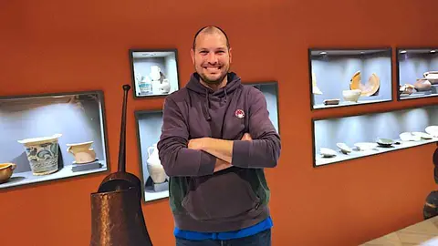 El arque&oacute;logo Rodrigo &Aacute;lvarez en la exposici&oacute;n sobre la vida en la Almina en el Museo de Ceuta