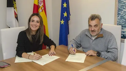 Pilar Orozco y Francisco Garc&iacute;a, durante la firma de un convenio