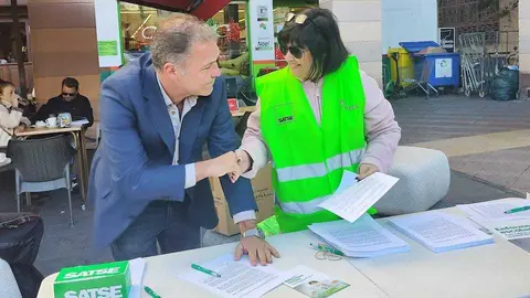 Enrique Roviralta, del Sindicato de M&eacute;dicos, y Elisabeth Mu&ntilde;oz, del Satse