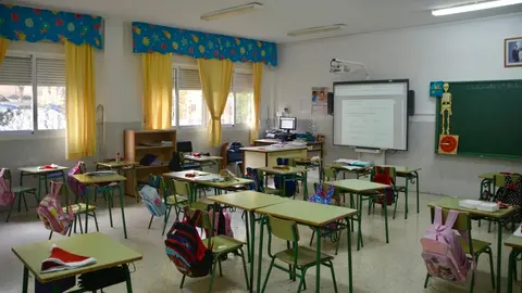 CEIP Juan Carlos I clase aula vac&iacute;a primaria