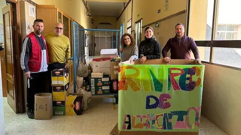 PROFESORES Y EL DIRECTOR DEL CENTRO CON UN VOLUNTARIO DE CÁRITAS(1)