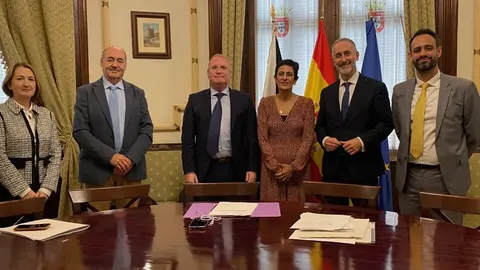 Kissy Chandiramani y varios miembros de La Caixa, tras firmar dos pr&eacute;stamos multimillonarios
