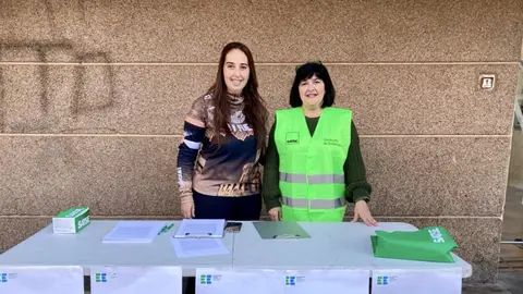 Mirfat Ahmed y Elizabeth Mu&ntilde;oz, durante una recogida de firmas
