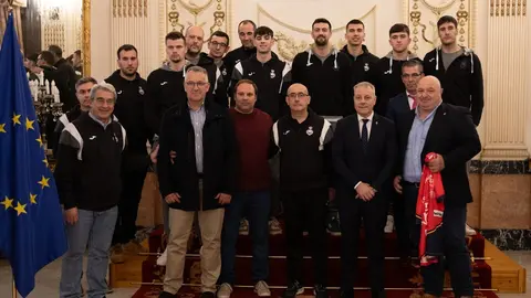 Nicola Cecchi, posando junto a los integrantes de la Selecci&oacute;n Masculina de Balonmano