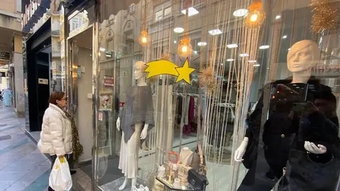 Una clienta entrando a una tienda. /A.I.