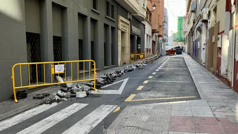 Calle Isabel Cabral obras ensanchamiento remodelaci&oacute;n aparcamiento coches