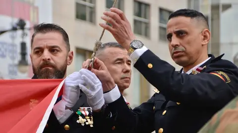 Polic&iacute;a Nacional bicentenario aniversario fundaci&oacute;n arriado de bandera plaza de &aacute;frica 2024
