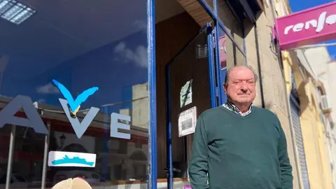 Rafael Atencia a la puerta de la oficina de venta de billetes de Renfe, en la Plaza Vieja. /A.I.