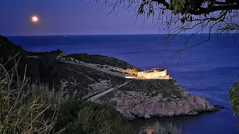 El castillo del Desnarigado de noche.