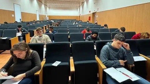 Varios j&oacute;venes durante el desarrollo de la LX Olimpiada Matem&aacute;tica, en el Campus Universitario.