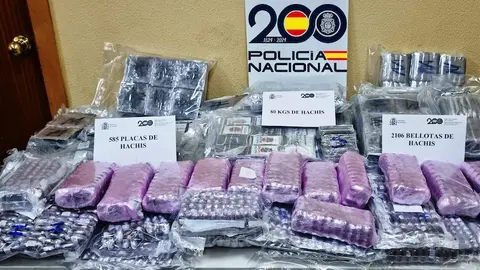 Bellotas de hach&iacute;s encontradas en el maletero de un veh&iacute;culo en la Estaci&oacute;n Mar&iacute;tima / CNP