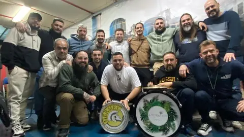 'Los Leng&uuml;etas' en su local de ensayo, en las Murallas Reales.