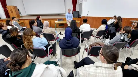 Karim Bulaix, durante una charla en el IES Luis de Camoens / Laura Ortiz