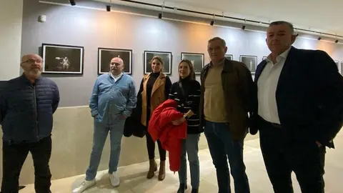 Asistentes a la inauguraci&oacute;n de la muestra de Petri Damst&eacute;n, en la sala FIAP del Revell&iacute;n.