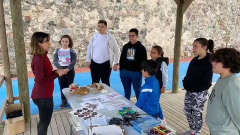 Un momento de la actividad sobre algas del Centro Burbujas, en la playa de La Ribera.