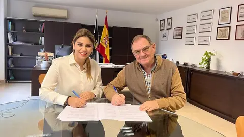 Nabila Benzina durante la firma del convenio con C&aacute;ritas.