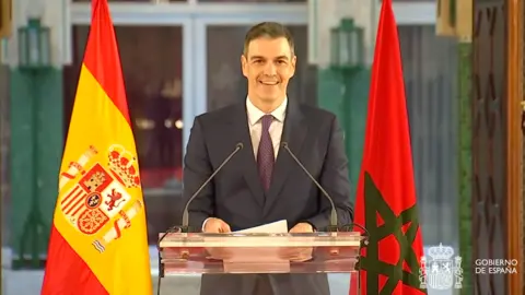 Pedro S&aacute;nchez, comparece en Rabat tras reunirse con el jefe de Gobierno del Reino de Marruecos, Aziz Akhannouch, y con el rey Mohamed VI / Agencias
