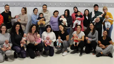 Participantes en el taller de masaje infantil organizado por Satse.