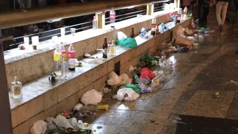  Restos del botell&oacute;n en la plaza Ricardo Mu&ntilde;oz/ Archivo 