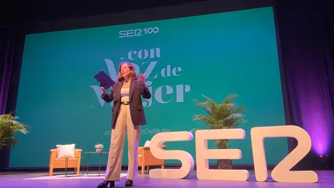 Un momento del acto 'Con voz de mujer', en el Teatro Auditorio del Revell&iacute;n.