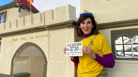 Ana L&oacute;pez con su dorsal, en la Plaza Nicaragua.