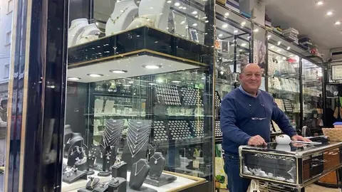 Salomon Cohen en su joyer&iacute;a.