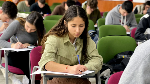  El Instituto Camoens ha acogido esta tarde la fase local de Olimpiada de F&iacute;sica / Daniel Hern&aacute;ndez 