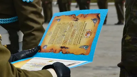 Ej&eacute;rcito militar desfile parada Caballer&iacute;a Montesa aniversario 2024