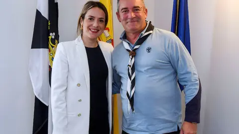 Pilar Orozco con el representante de los Scouts Omaha.