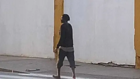 El inmigrante caminando descalzo por el Serrallo.