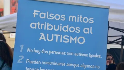 D&iacute;a Mundial Concienciaci&oacute;n Autismo TEA TDAH stand Revell&iacute;n 2024