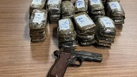 Las drogas y el arma incautadas por la Polic&iacute;a Local