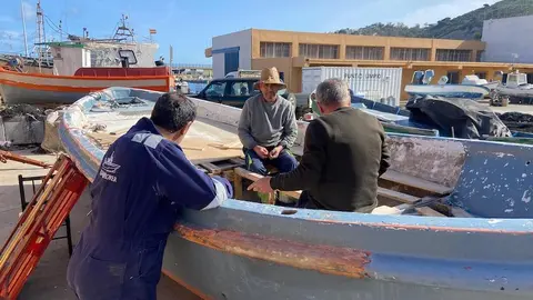 Pescadores en el muelle durante la preparaci&oacute;n para la Almadraba.