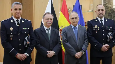 Juan Vivas y Alberto Gait&aacute;n, posando junto a dos polic&iacute;as locales