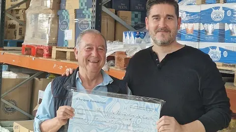 A la derecha, el autor, Jos&eacute; Mar&iacute;a Guti&eacute;rrez, entregando el tal&oacute;n en el Banco de ALimentos de Ceuta.