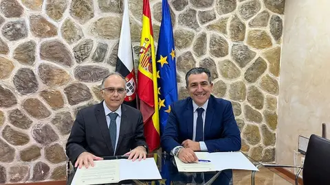 Por la izquierda, Alberto Gait&aacute;n y Carlos Rontom&eacute; durante la firma del convenio.