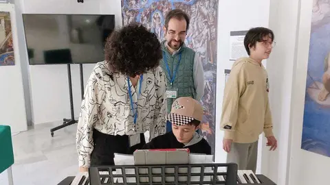 Tamara Alicia Gim&eacute;nez y Eduardo Hern&aacute;ndez, de la CISO, en la sesi&oacute;n de musicoterapia