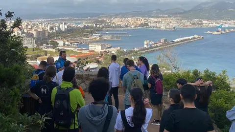 Jovenes de ruta senderista en el Hacho