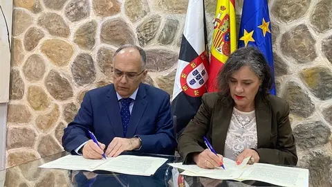 Momento de la firma del convenio entre COPCE y la Ciudad.