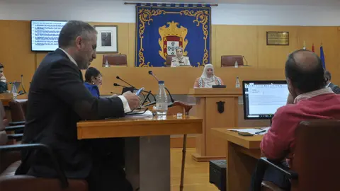  Mohamed, durante su intervenci&oacute;n. Tras ella, la vicepresidenta segunda y l&iacute;der de MDyC, F&aacute;tima Hamed 