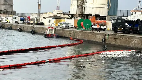 Trabajos para la contenci&oacute;n del vertido de fuel del buque K ONSET (C.A.)