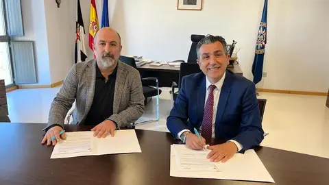 Momento de la firma del convenio entre la UNED Y ACEFEP.