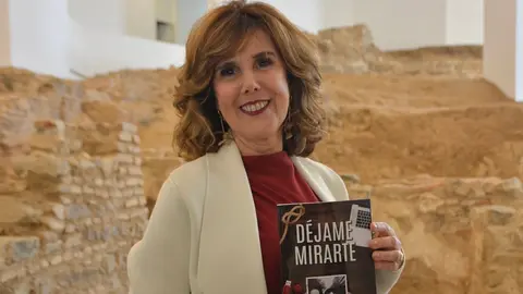 Biblioteca Adolfo Su&aacute;rez presentaci&oacute;n libro literatura D&eacute;jame mirarte Sonia Merino