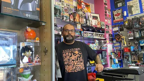 Viki Dhanwani en su tienda.